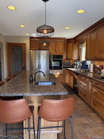 1115 Joshua Drive, Troy, MI 48098