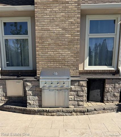 1115 Joshua Drive, Troy, MI 48098