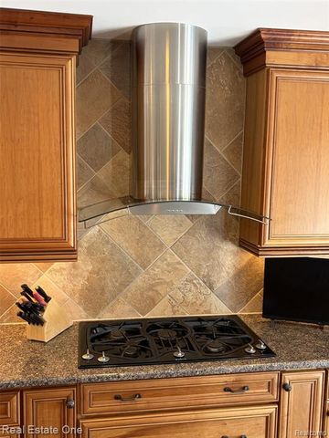 1115 Joshua Drive, Troy, MI 48098