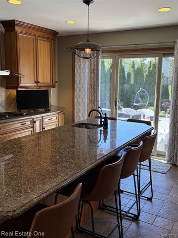 1115 Joshua Drive, Troy, MI 48098
