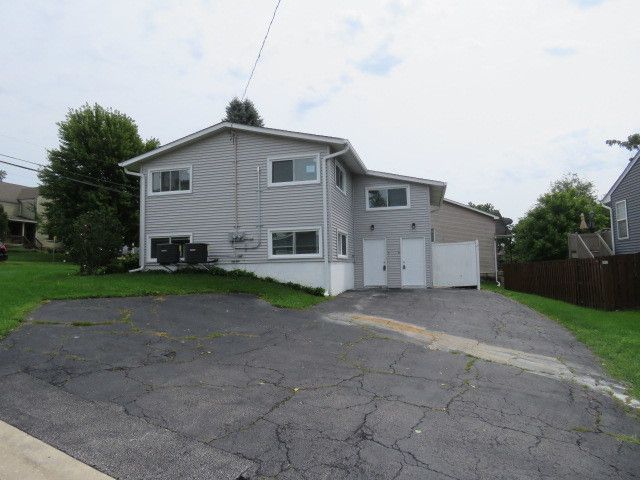 551 N Washington Avenue B, Batavia, IL 60510