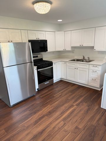 551 N Washington Avenue B, Batavia, IL 60510