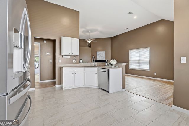 18 Hill Top Circle, Grantville, GA 30220