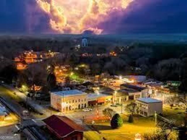 18 Hill Top Circle, Grantville, GA 30220
