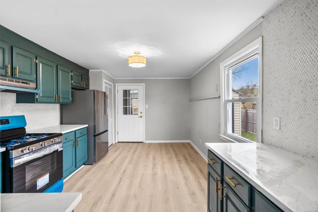 16 Greenway Place, Meriden, CT 06451