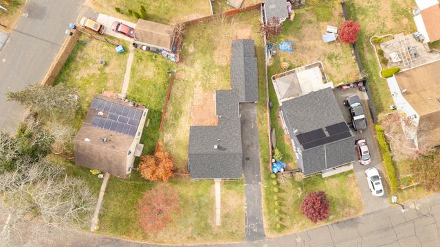 16 Greenway Place, Meriden, CT 06451