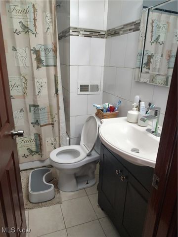 3817 Carlyle Avenue, Cleveland, OH 44109