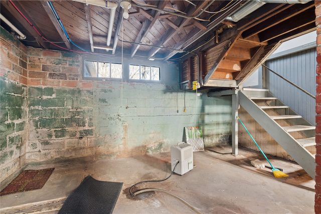 1635 31st St SE, Cedar Rapids, IA 52403