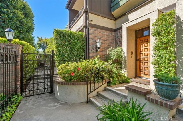 885 S Orange Grove 2, Pasadena, CA 91105