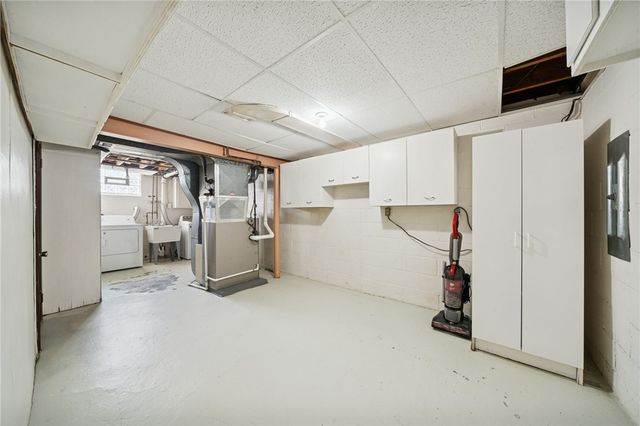 92 Claireview Dr, Scott Twp, PA 15106