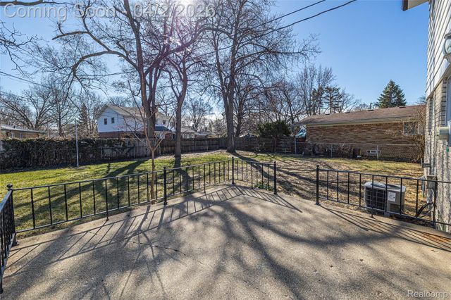 22640 Cedar Court, Hazel Park, MI 48030