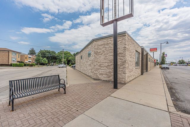 8057 N Milwaukee Avenue, Niles, IL 60714