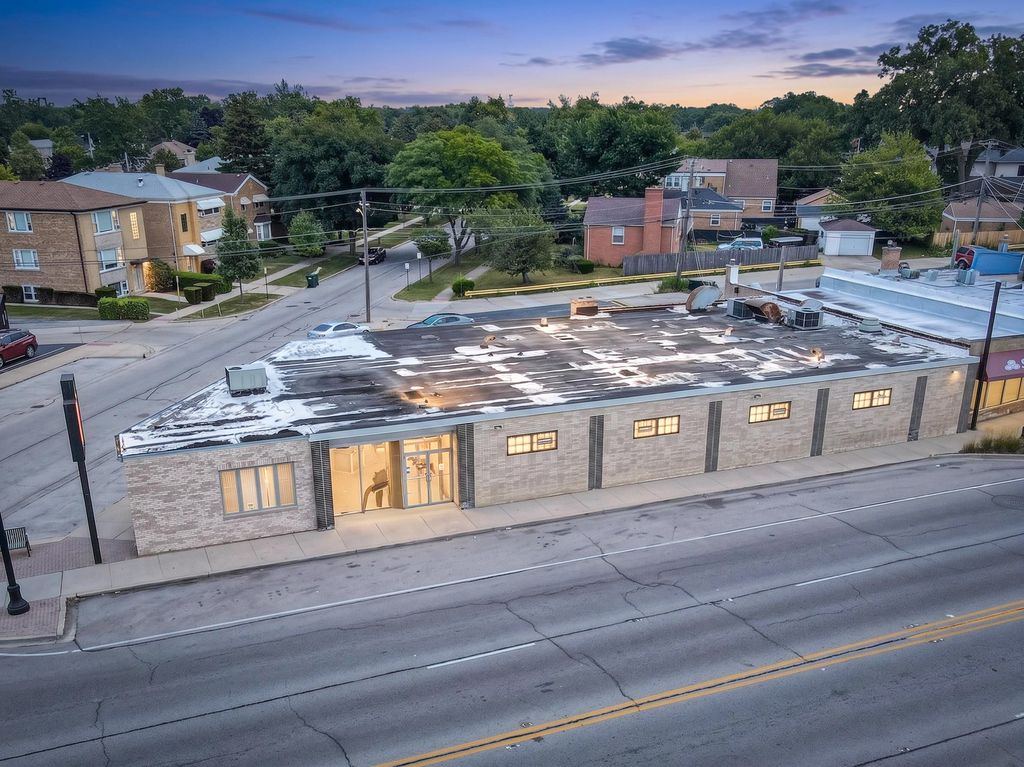 8057 N Milwaukee Avenue, Niles, IL 60714
