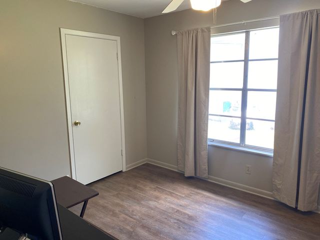421 Lake Dr, Kerrville, TX 78028