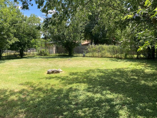 421 Lake Dr, Kerrville, TX 78028