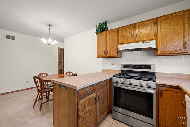 142 Virginia Court, Streamwood, IL 60107