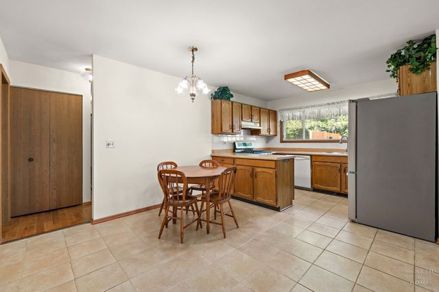 142 Virginia Court, Streamwood, IL 60107