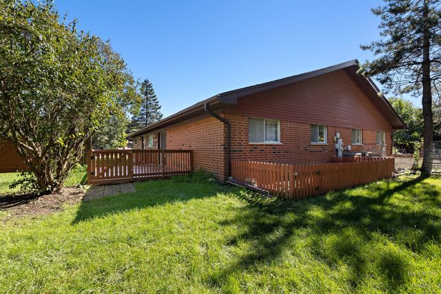 142 Virginia Court, Streamwood, IL 60107