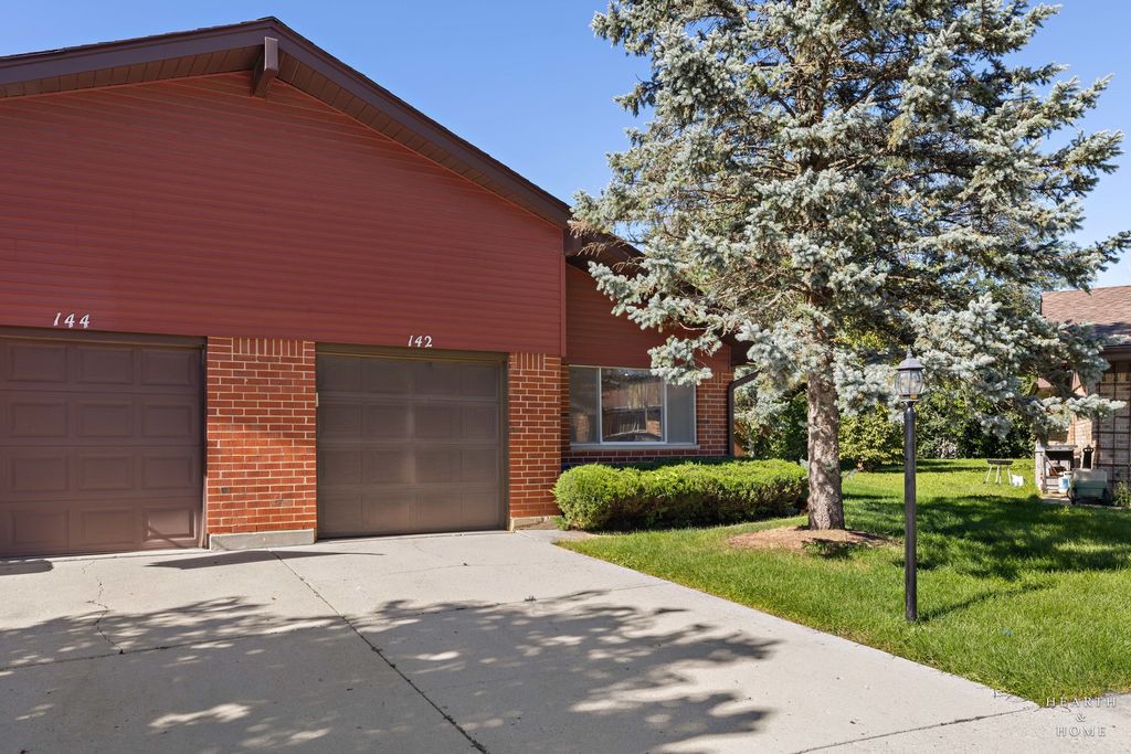 142 Virginia Court, Streamwood, IL 60107
