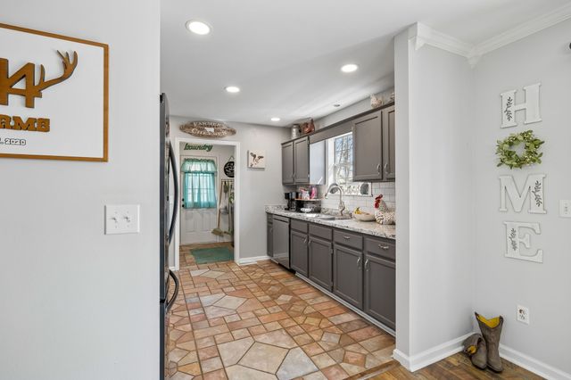 2910 Edge Park Ct, Columbia, TN 38401