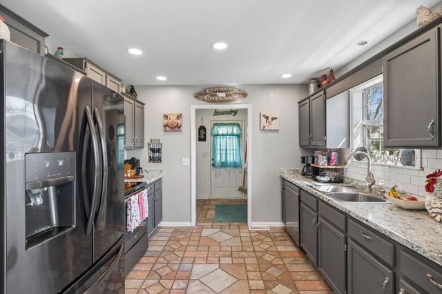 2910 Edge Park Ct, Columbia, TN 38401