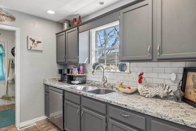 2910 Edge Park Ct, Columbia, TN 38401