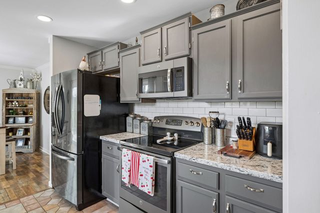 2910 Edge Park Ct, Columbia, TN 38401