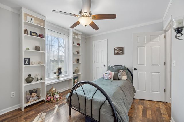 2910 Edge Park Ct, Columbia, TN 38401