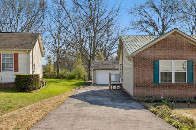 2910 Edge Park Ct, Columbia, TN 38401