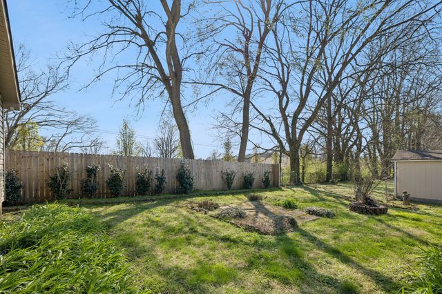 2910 Edge Park Ct, Columbia, TN 38401