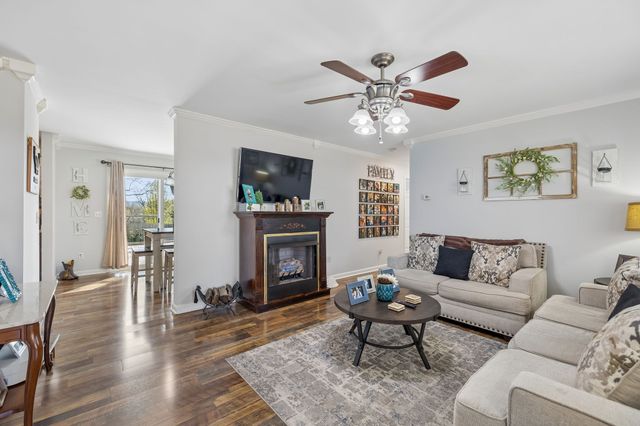 2910 Edge Park Ct, Columbia, TN 38401