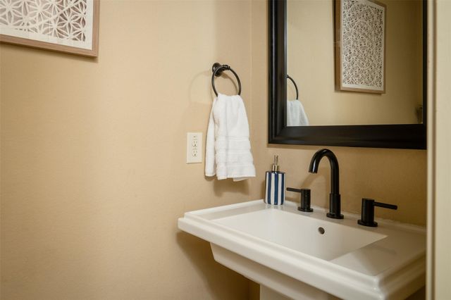 901 Panorama DR, Dripping Springs, TX 78620