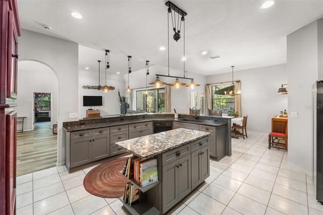 1012 KINGSBOROUGH GARDENS COURT, Lutz, FL 33548