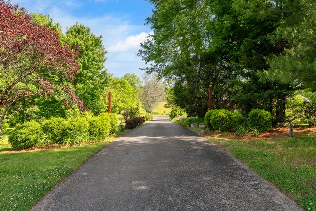 2740 Critz Ln, Thompsons Station, TN 37179