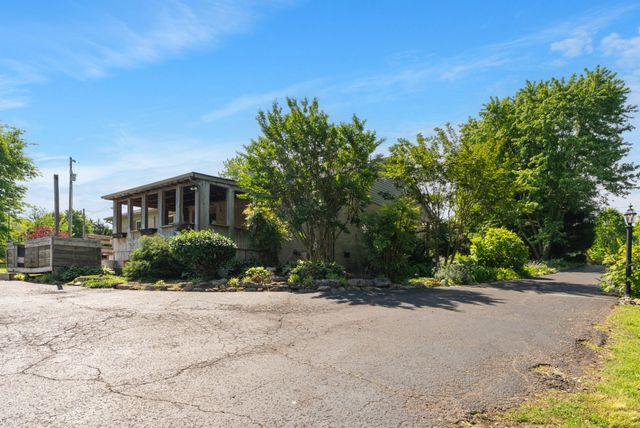 2740 Critz Ln, Thompsons Station, TN 37179