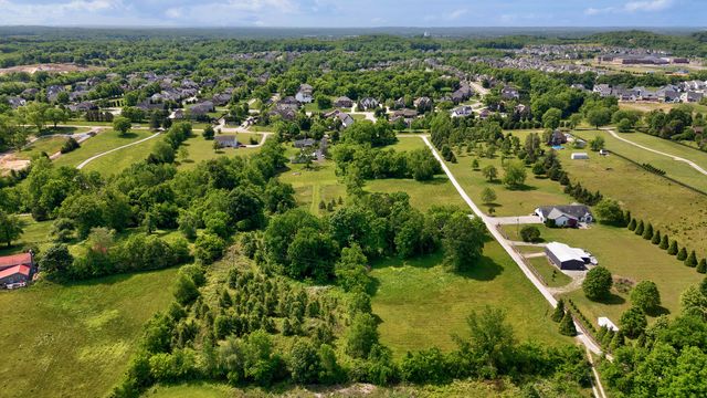 2740 Critz Ln, Thompsons Station, TN 37179