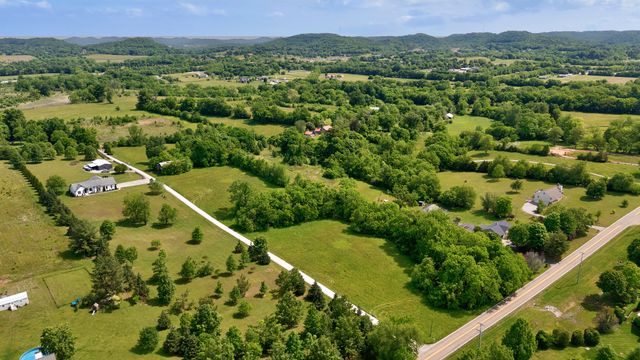 2740 Critz Ln, Thompsons Station, TN 37179