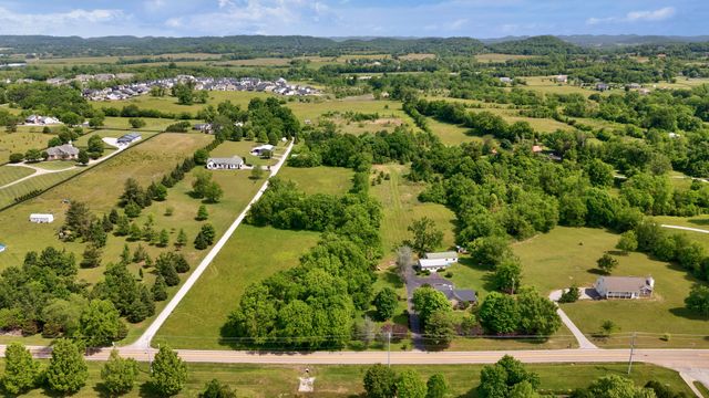 2740 Critz Ln, Thompsons Station, TN 37179