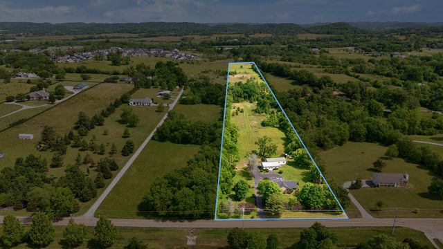 2740 Critz Ln, Thompsons Station, TN 37179
