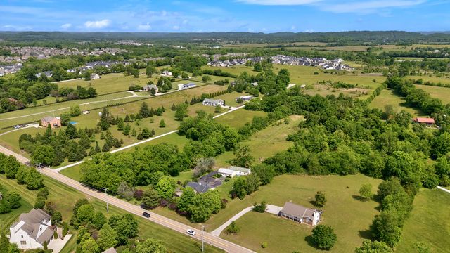 2740 Critz Ln, Thompsons Station, TN 37179
