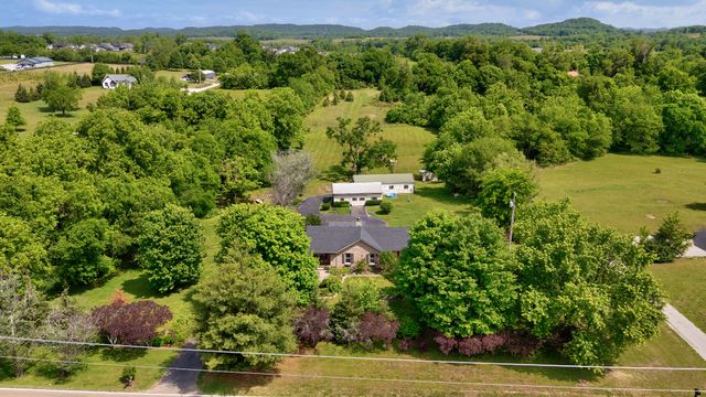 2740 Critz Ln, Thompsons Station, TN 37179