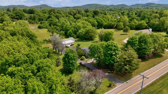 2740 Critz Ln, Thompsons Station, TN 37179
