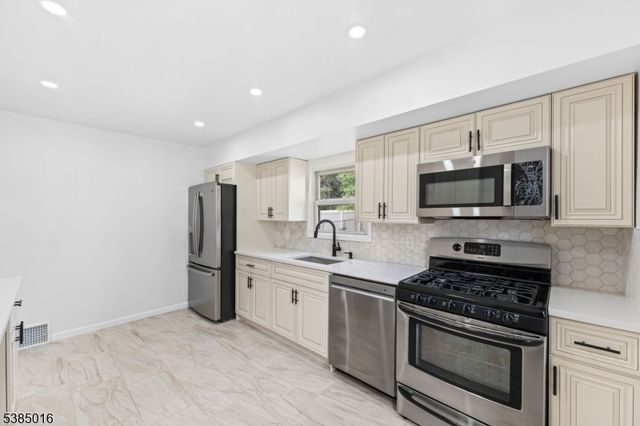 18 Farmingdale Ave, Bloomfield Twp., NJ 07003