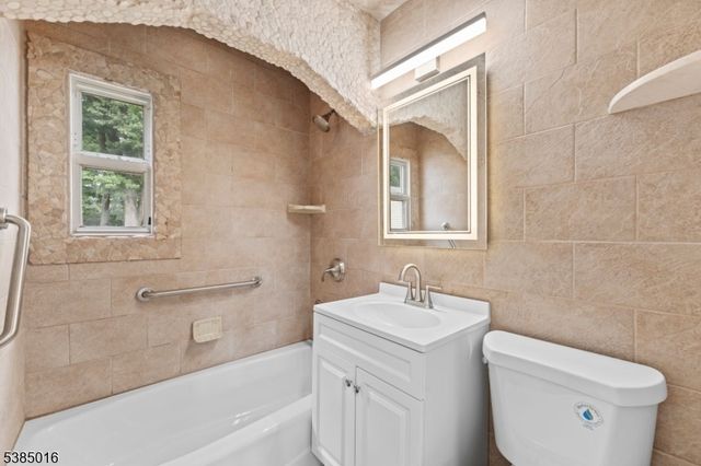 18 Farmingdale Ave, Bloomfield Twp., NJ 07003