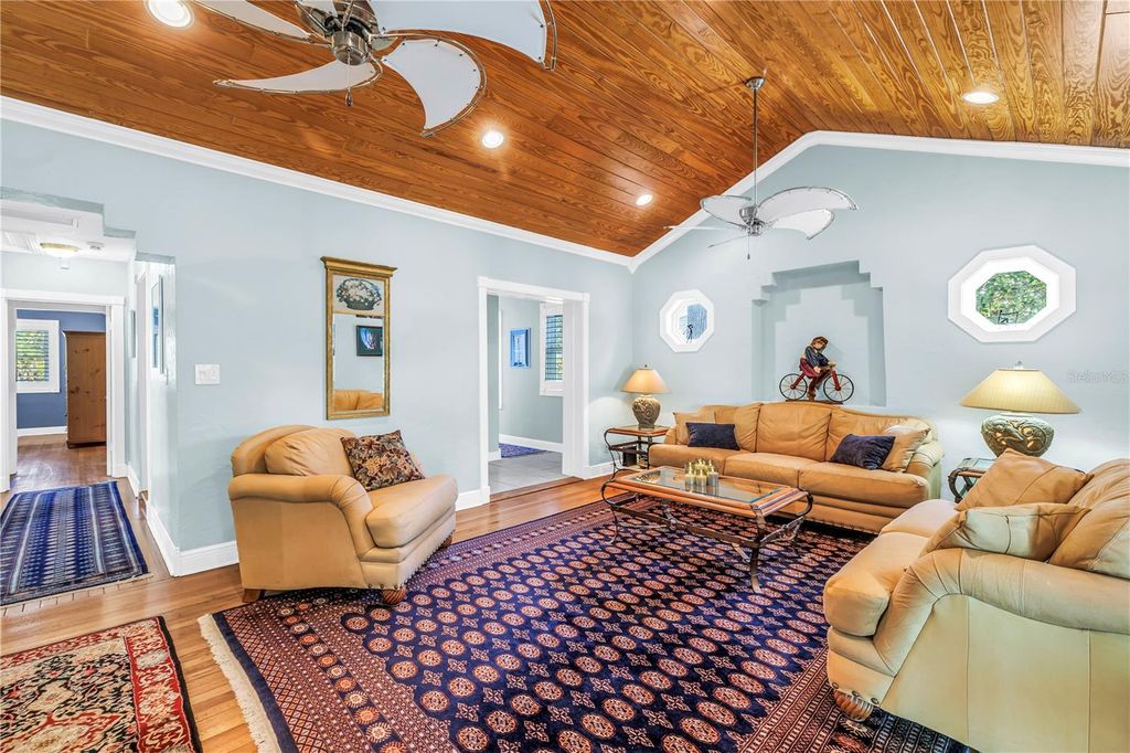 Image 2 of property listing at 126 30TH AVENUE N, St Petersburg, FL 33704