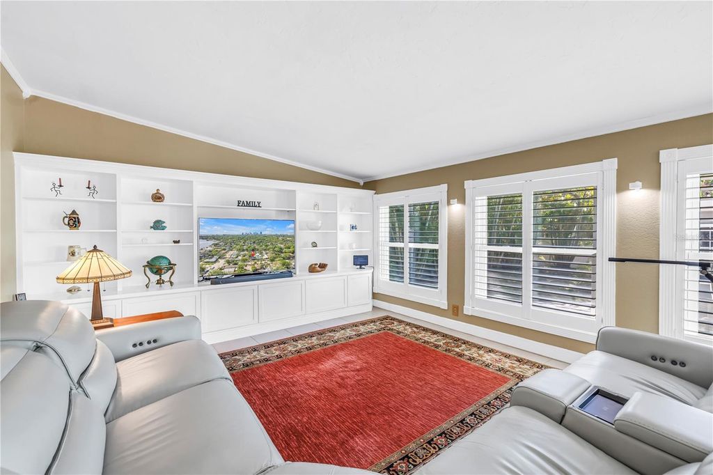 Image 12 of property listing at 126 30TH AVENUE N, St Petersburg, FL 33704