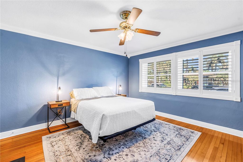 Image 16 of property listing at 126 30TH AVENUE N, St Petersburg, FL 33704