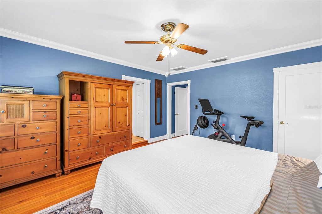 Image 17 of property listing at 126 30TH AVENUE N, St Petersburg, FL 33704