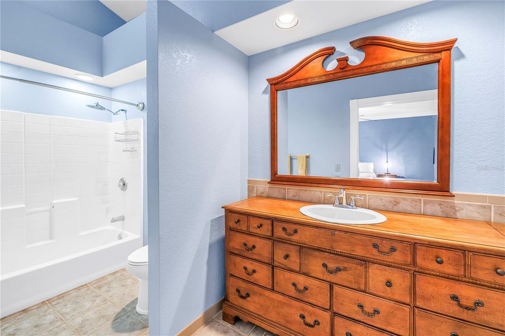 Image 18 of property listing at 126 30TH AVENUE N, St Petersburg, FL 33704