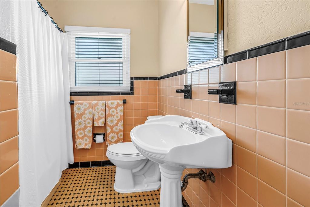 Image 23 of property listing at 126 30TH AVENUE N, St Petersburg, FL 33704